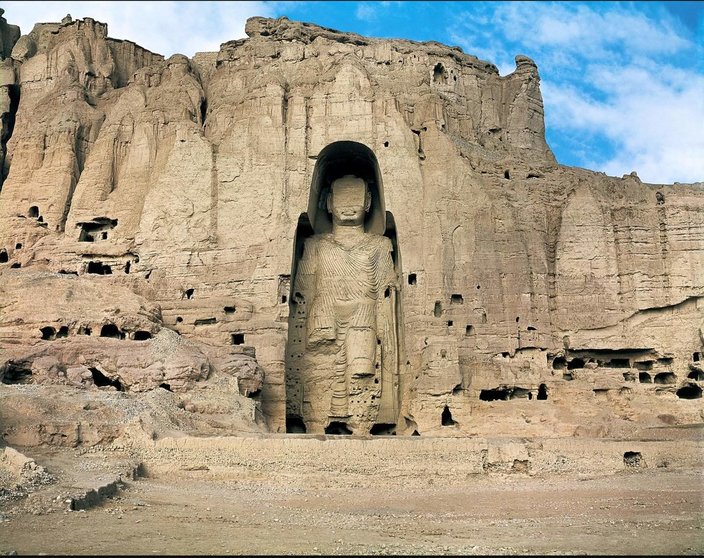 Una de las estatuas de buda en la zona afgana de Bamiyán. (X)