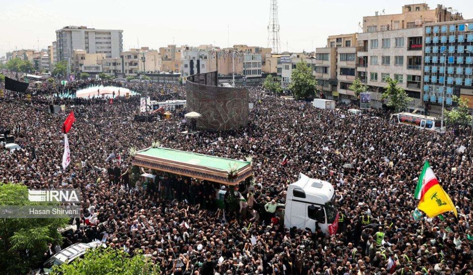 La agencia de noticias IRNA difundió imágenes del funeral del presidente de Irán
