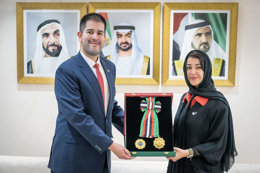 La ministra emiratí de Estado para la Cooperación Internacional entrega la medalla a José Agüero. (WAM)