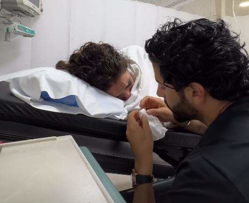 La influencer mexicana junto a su marido en un hospital en Dubai. (Instagram @jousfit)