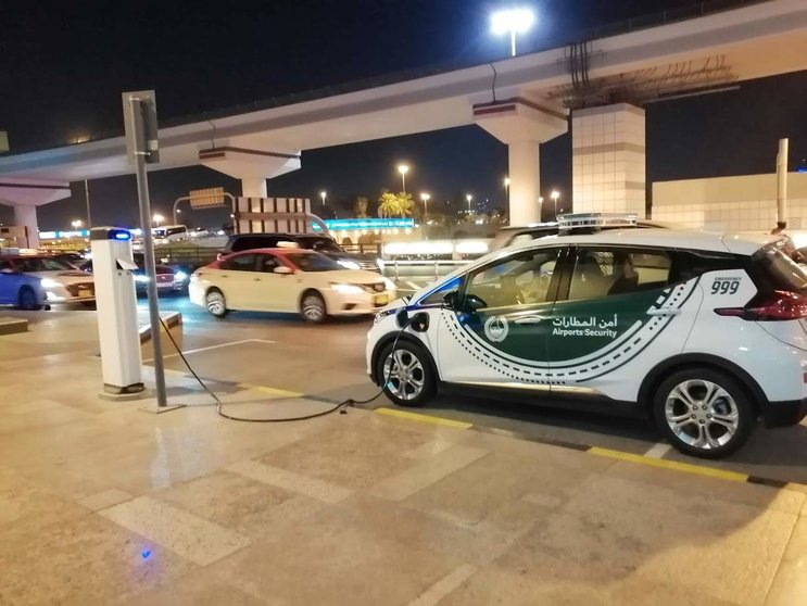 Un coche de Policía en el aeropuerto de Dubai. (EL CORREO)