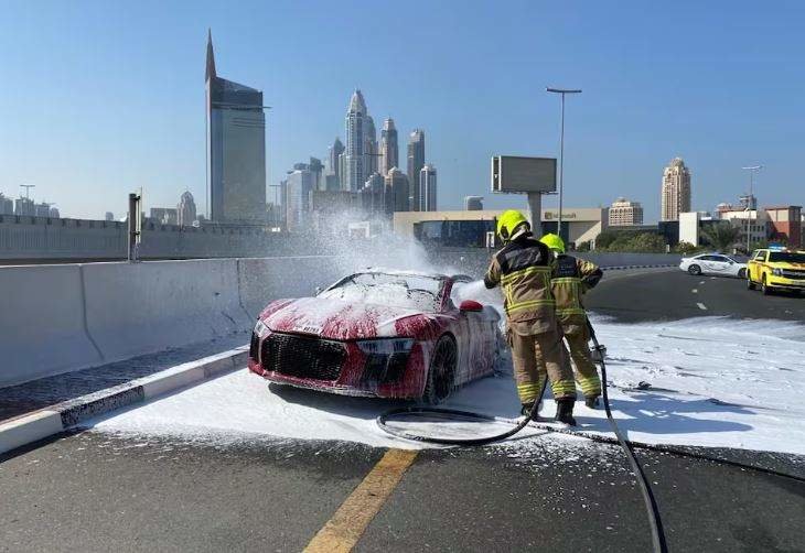 Efectivos apagan un incendio en un deportivo. (Defensa Civil de Dubai)