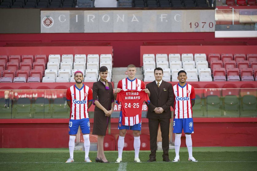 De izquierda a derecha: Los jugadores del Girona FC Yan Couto, Artem Dovbyk, Sávio Moreira, junto a tripulación de cabina de Etihad Airways. (Girona FC)