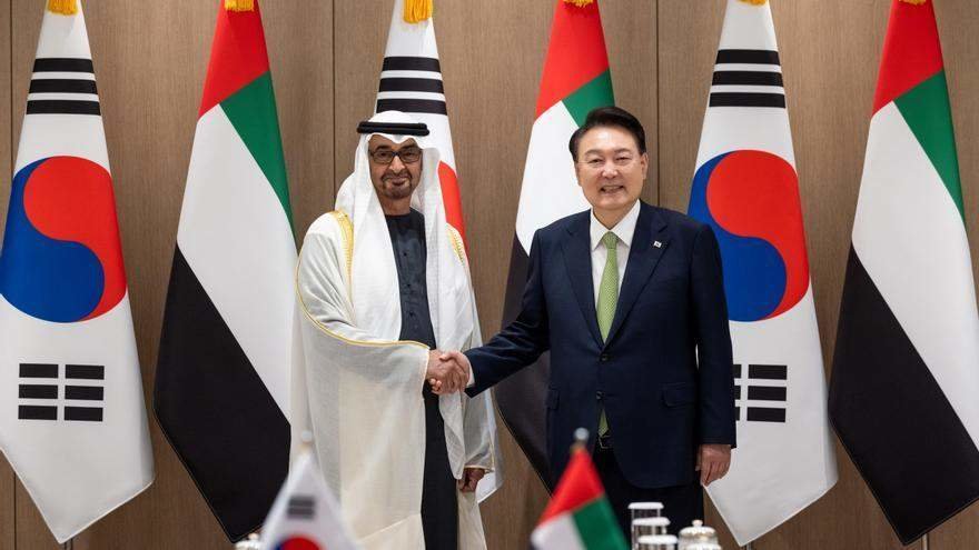 El presidente emiratí, Mohamed bin Zayed Al Nahyan, durante el encuentro con el presidente surcoreano, Yoon Suk-yeol. (WAM)