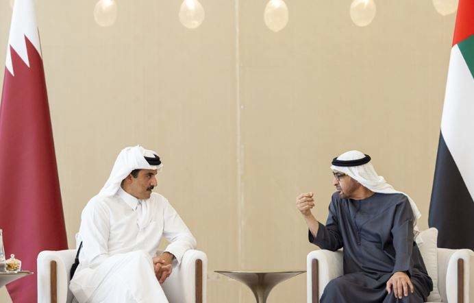 El presidente de Emiratos y el emir de Qatar en Abu Dhabi este domingo. (WAM)