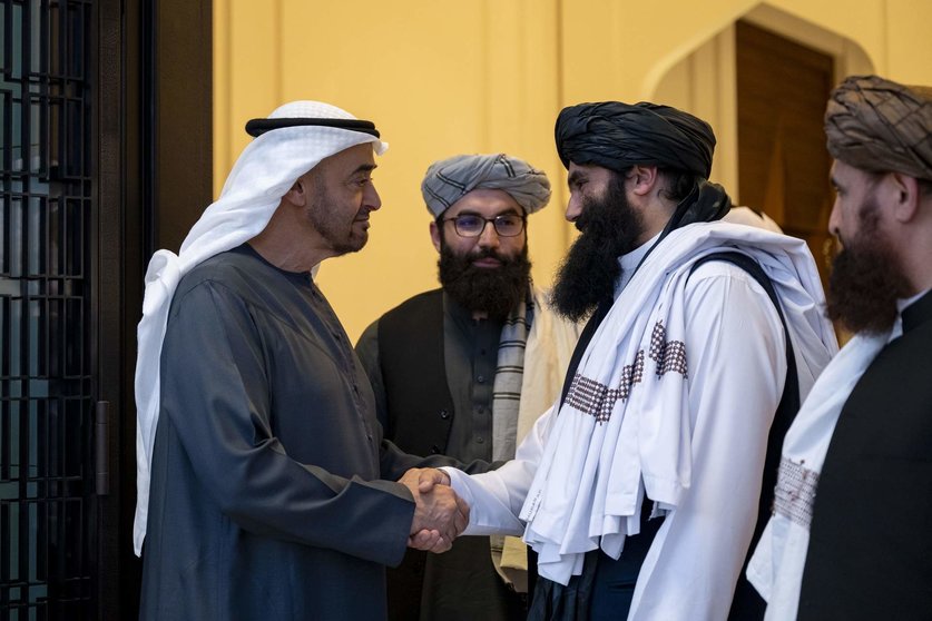 El jeque Mohamed Bin Zayed se reúne con Sirajuddin Haqqani y la delegación afgana en Abu Dabi. (WAM)