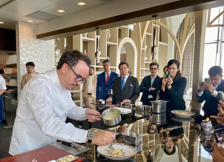 El Chef Paco Morales realizando una demostración culinaria en la cocina del restaurante Qabu en Dubai. (EL CORREO)