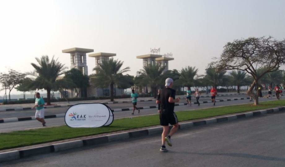 Personas corren en una calle de EAU. (EL CORREO)