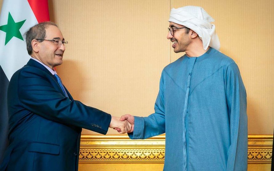 Los ministros de Exteriores de EAU y Siria este miércoles en Abu Dhabi. (X)