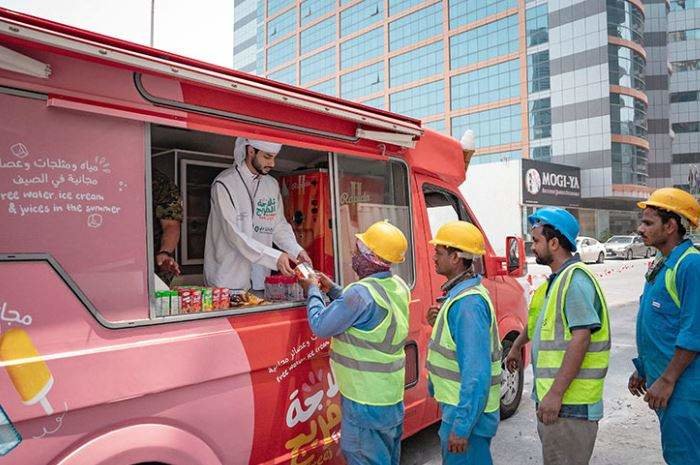 Un camión 'Freej Fridge' distribuye agua y helados a los trabajadores en Dubai. (Fuente externa)