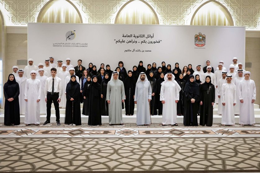 Foto de familia de los mejores estudiantes con el gobernante de Dubai y el jeque Mansour bin Zayed . (X)