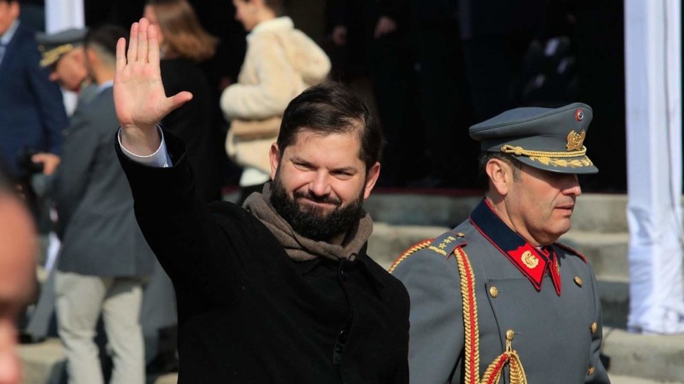 El presidente de Chile, Gabriel Boric, saluda a la llegada a un acto. (Fuente externa)