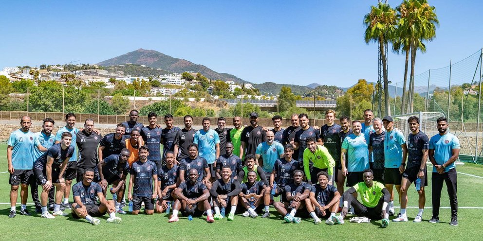 Foto de familia del Al Jazira FC en la costa de Málaga. (X)