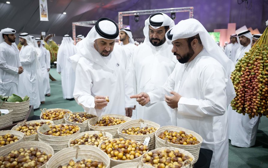 Autoridades de Abu Dhabi visitan el Festival de Dátiles de Liwa. (WAM)