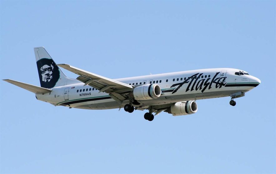 Avión de Alaska Airlinea se prepara para llevar a cabo un aterrizaje. (pxhere.com)