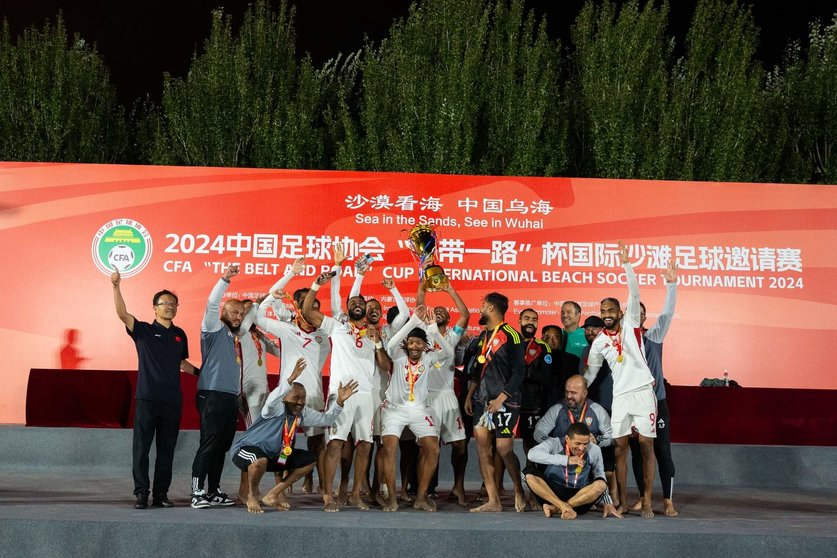 El equipo de fútbol playa de EAU tras su victoria. (WAM)