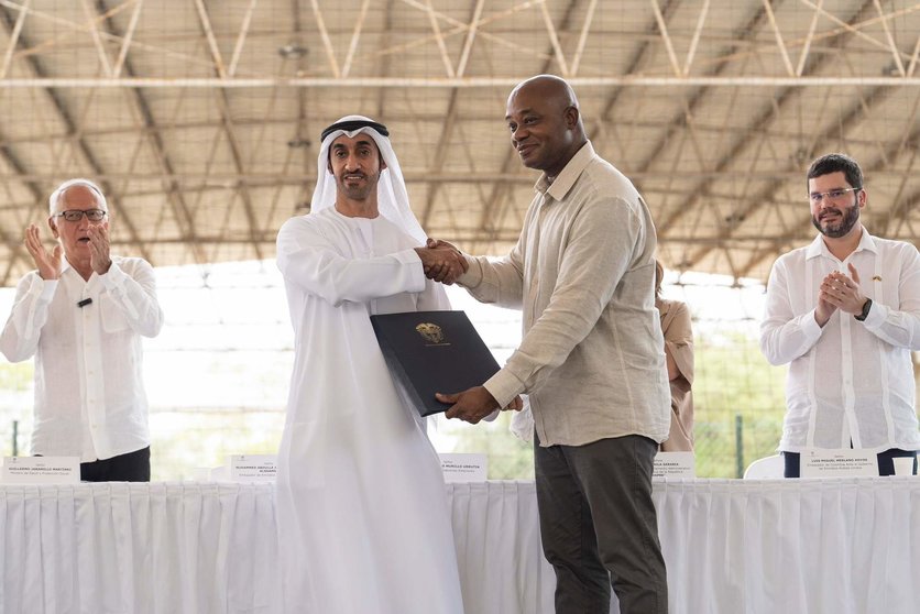 El embajador emiratí en Colombia entrega el Memorando de construcción del hospital. (Cancillería de Colombia)