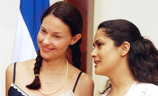 Ashley Judd -izquierda- y Salama Hayek, durante la campaña contra el Sida que protagonizaron en Nicaragua. (La Nación)