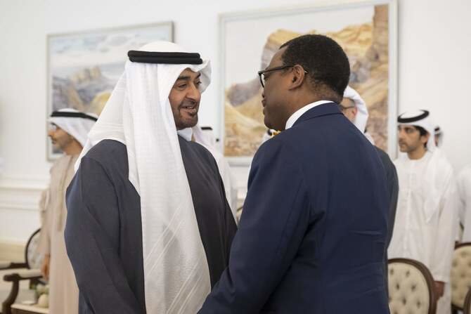 El jeque Mohamed bin Zayed junto al presidente del Grupo del Banco Africano de Desarrollo. (WAM)