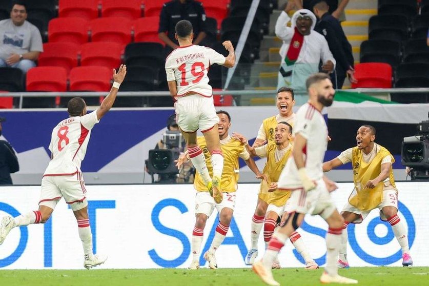 La selección de fútbol de EAU celebra uno de los goles Doha. (WAM)