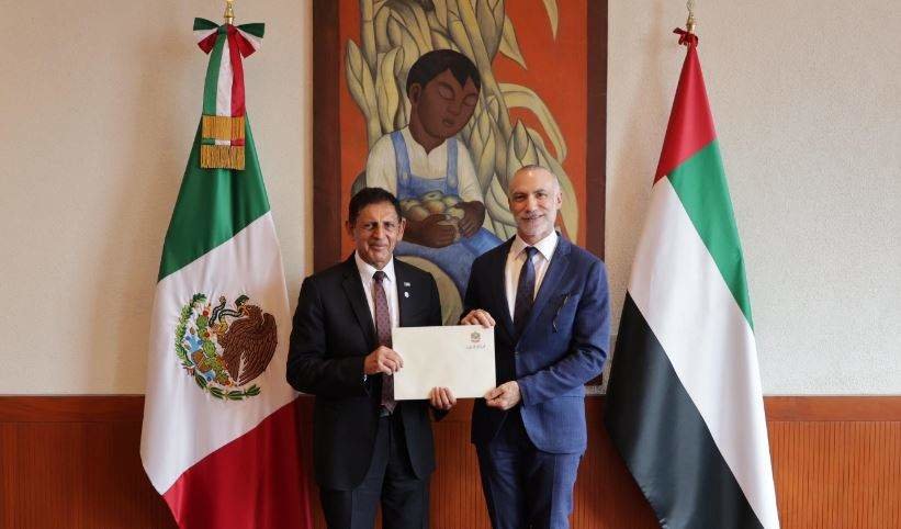 A la izquierda, el embajador emiratí junto al funcionario mexicano. (X)