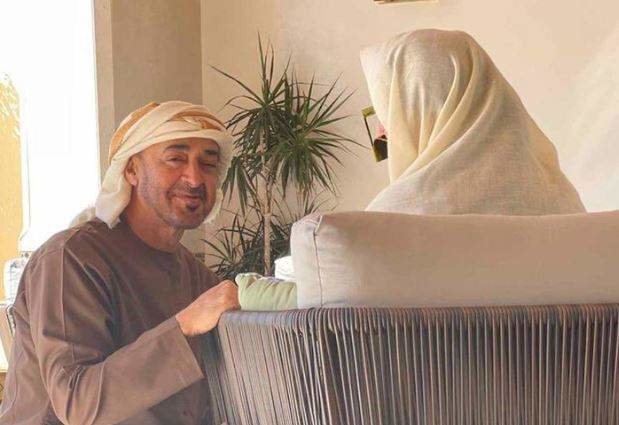 El presidente de EAU junto a su madre la jequesa Fatima bin Mubarak. (Fuente externa)