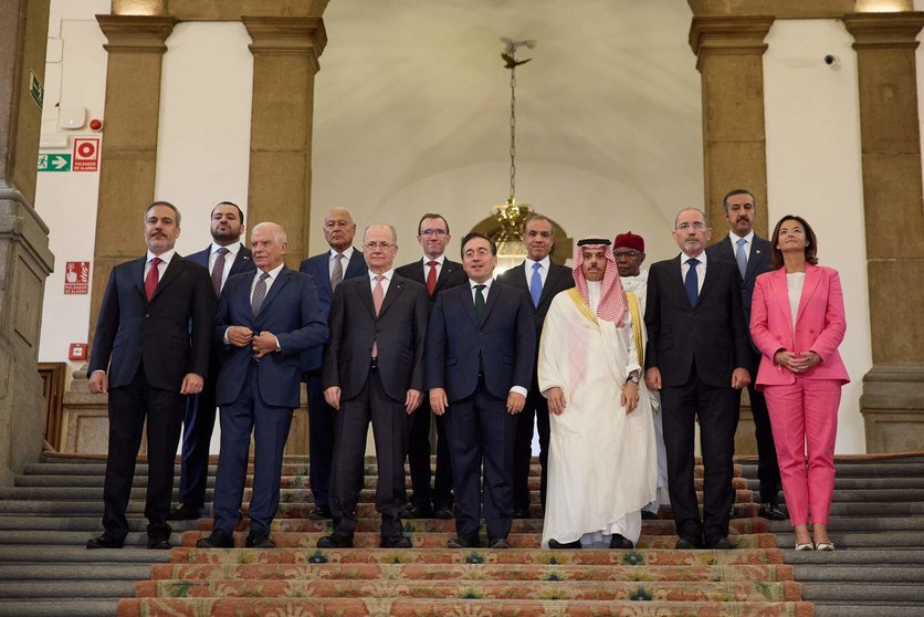 Foto de familia de los asistentes a la reunión en Madrid para impulsar el fin de la guerra en Gaza. (X)