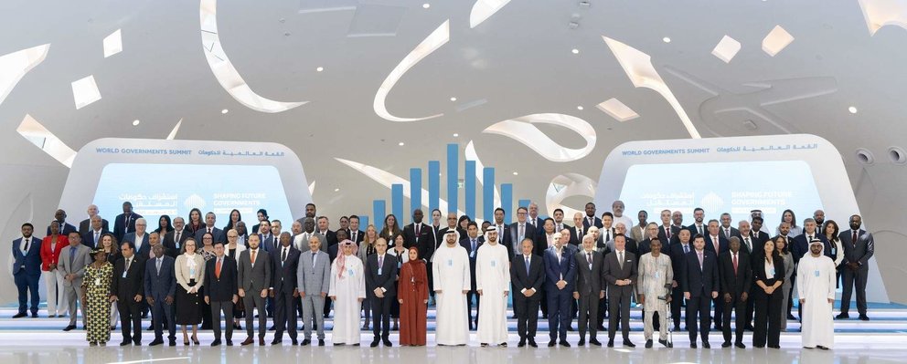 Foto de familia de los embajadores participantes en la cumbre. (WAM)