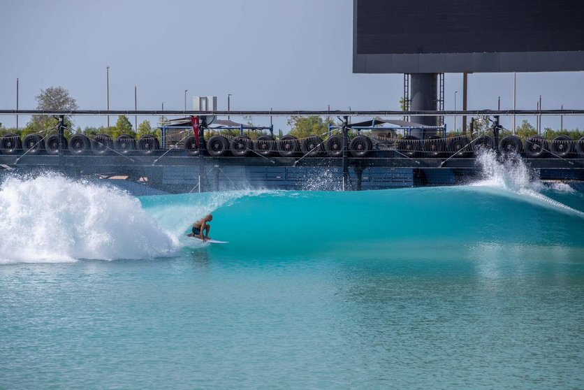 Un surfista en Abu Dhabi. (X)