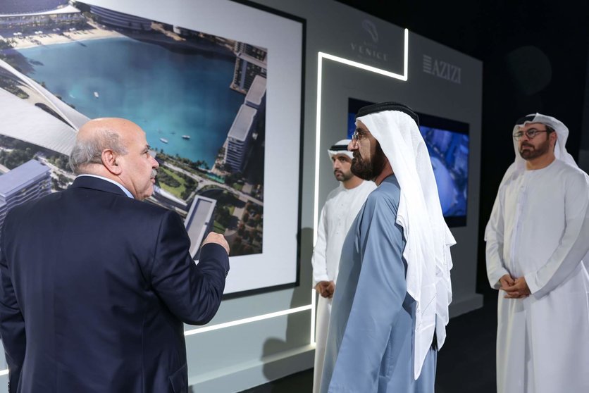 El gobernante de Dubai observa los planos del megaproyecto. (WAM)