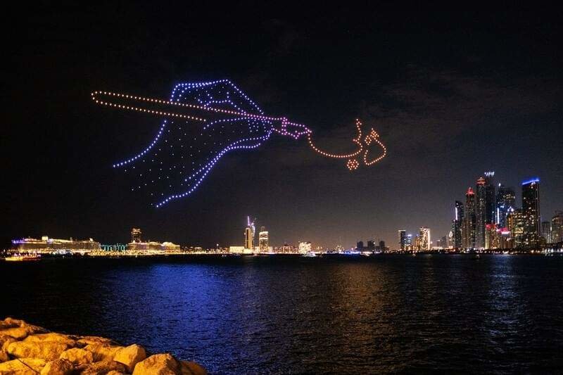 Exhibición de drones por Dubai Shopping Festival. (WAM)