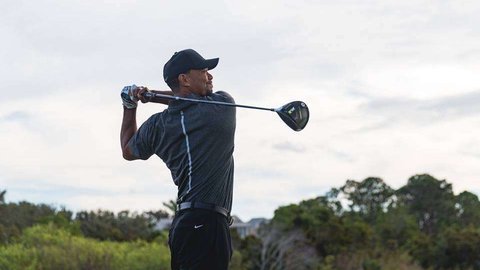 El golfista Tiger Woods en pleno golpe. (Facebook)