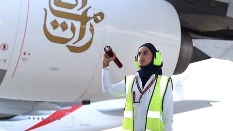 Una ingeniera de la aerolínea Emirates.