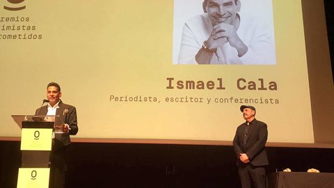 Ismael Cala, autor de este texto, interviene durante la entrega de premios de la revista “Anoche tuve un sueño” en Madrid. (@cala)