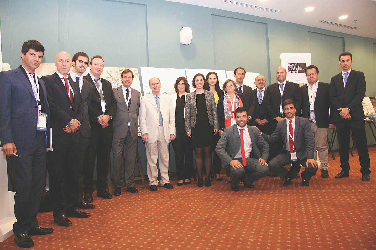 Foto de familia del 
alcalde de Bilbao con los representantes de empresas que acudieron al encuentro. (EL CORREO)