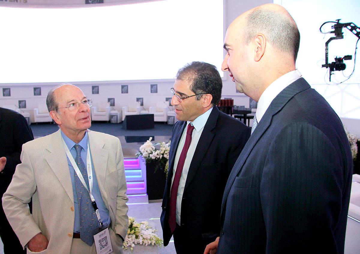 Areso conversa con Jaime Montalvo, consejero comercial de la Embajada de 
España, y con Ricardo Fisas, presidente del Spanish Business Council en EAU. (EL CORREO)