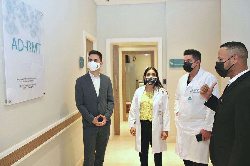 De izquierda a derecha, el diplomático Jaime Iglesias, la doctora Gina Torres y los doctores Yandy Castillo y Yendry Ventura, ante el cartel del transplante de médula ósea. (EL CORREO) De izquierda a derecha, el diplomático Jaime Iglesias, la doctora Gina Torres y los doctores Yandy Castillo y Yendry Ventura, ante el cartel del transplante de médula ósea. (EL CORREO). (EL CORREO)