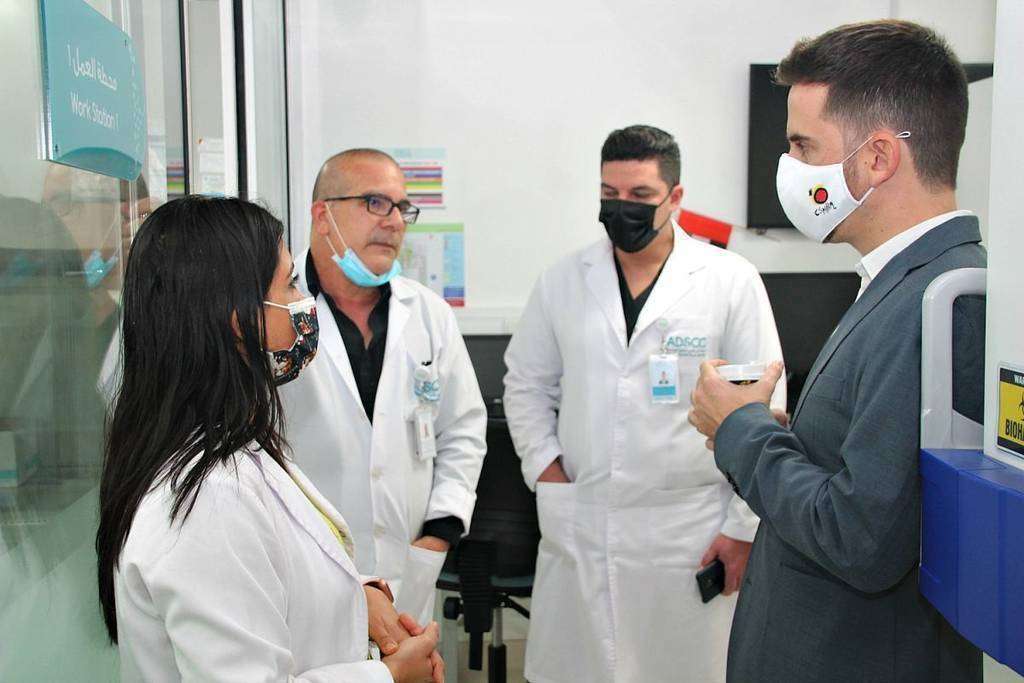 De izquierda a derecha, la doctora Gina Torres y los doctores Antonio Bencomo y Yandy Castillo conversan con el diplomático español Jaime Iglesias. (EL CORREO) De izquierda a derecha, la doctora Gina Torres y los doctores Antonio Bencomo y Yandy Castillo conversan con el diplomático español Jaime Iglesias. (EL CORREO)