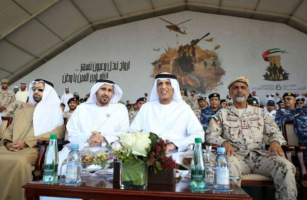 El jeque Saud bin Saqr Al Qasimi, miembro del Consejo Supremo de EAU y gobernante de Ras Al Khaimah, asistió desde primera fila al espectáculo militar. (WAM)