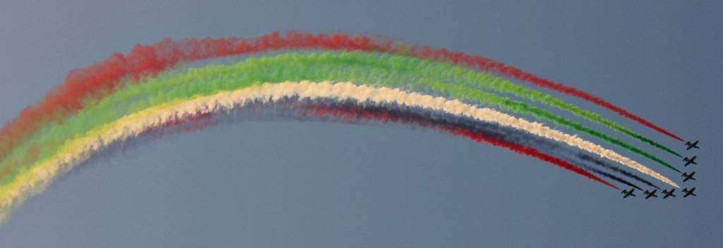 Los aviones de la Fuerza Aérea de Emiratos Árabes dejan dibujados los colores de su bandera en el cielo de Ras Al Khaimah. (R. Pérez / EL CORREO)