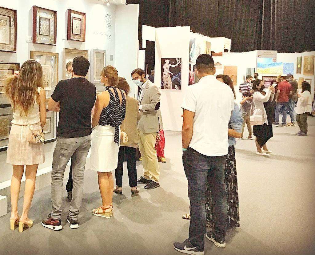 El expositor de José Carlos Villarejo en World Art Dubai registra una permanente presencia de personas. (EL CORREO) El expositor de José Carlos Villarejo en World Art Dubai registra una permanente presencia de personas. (EL CORREO)