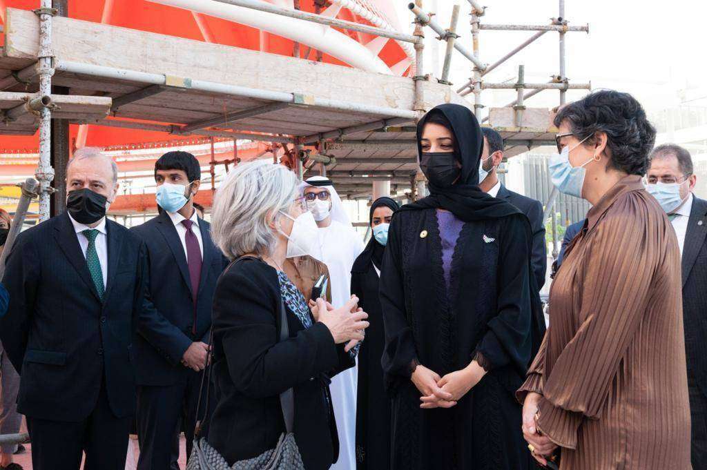 Carmen Bueno, directora del Pabellón de España en Expo 2020 Dubai, conversa con Reem Al Hashimy y Arancha González. (Fuente externa) Carmen Bueno, directora del Pabellón de España en Expo 2020 Dubai, conversa con Reem Al Hashimy y Arancha González. (Fuente externa)