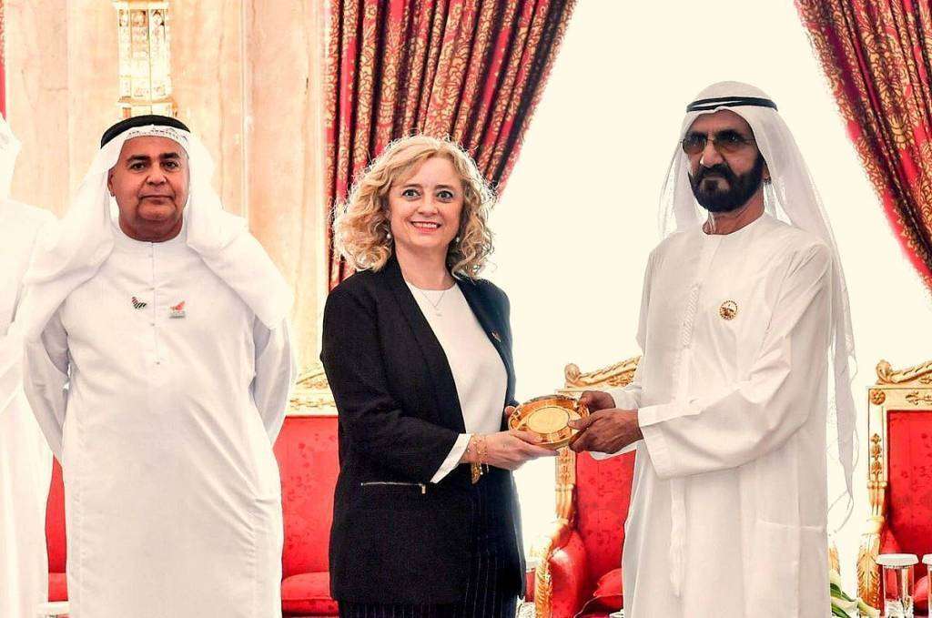 Lourdes Vega recibe de mano la Medalla a la Excelencia Científica del jeque del jeque Mohammed bin Rashid Al Maktoum, vicepresidente y primer ministro de Emiratos Árabes Unidos y gobernante de Dubai. (WAM) Lourdes Vega recibe de mano la Medalla a la Excelencia Científica del jeque del jeque Mohammed bin Rashid Al Maktoum, vicepresidente y primer ministro de Emiratos Árabes Unidos y gobernante de Dubai. (WAM)