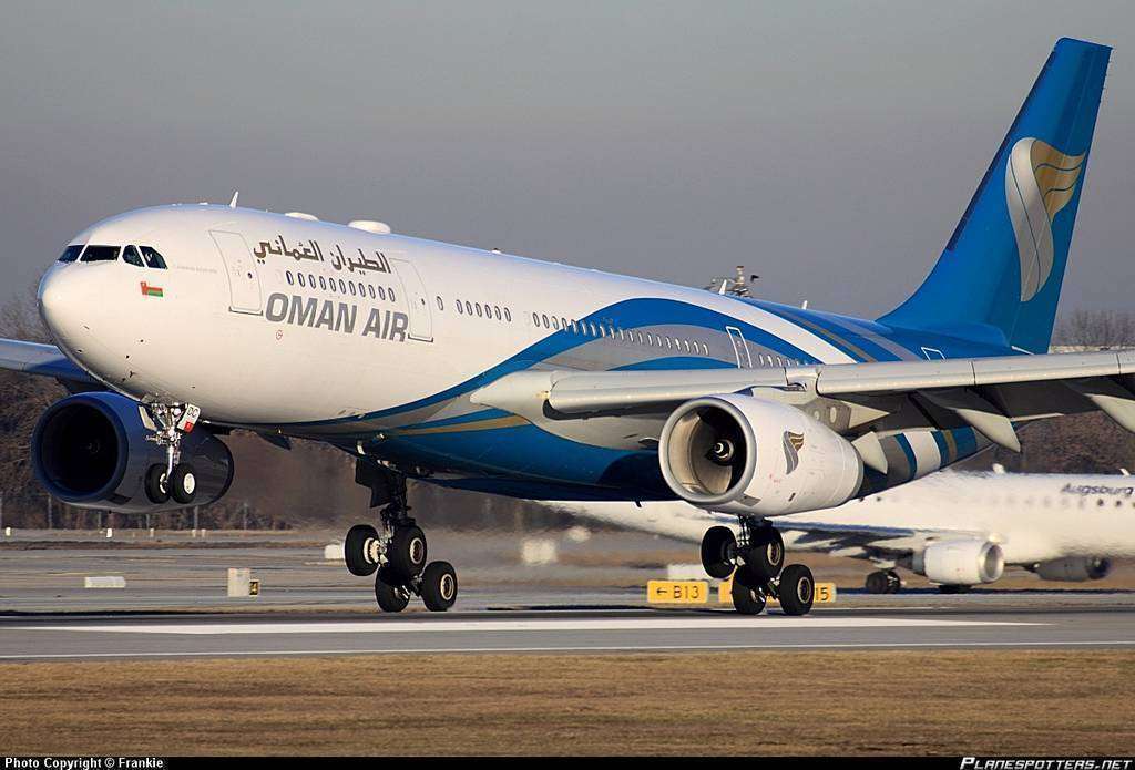 Estalla una rueda de un avión de Omán Air durante su 